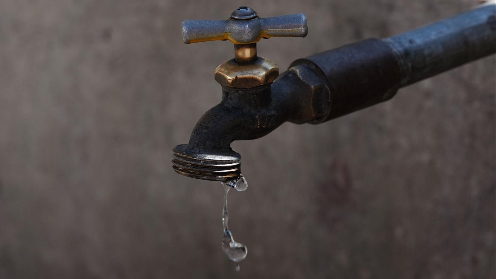 Vecinos de Iztapalapa denuncian que llevan 20 años con desabasto de agua