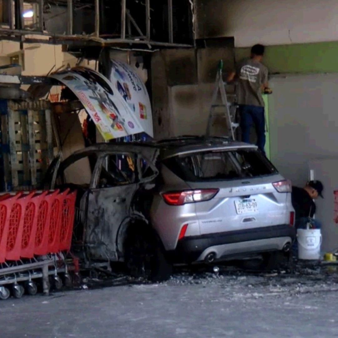 Una mujer llegó a un supermercado vandalizado para trabajar