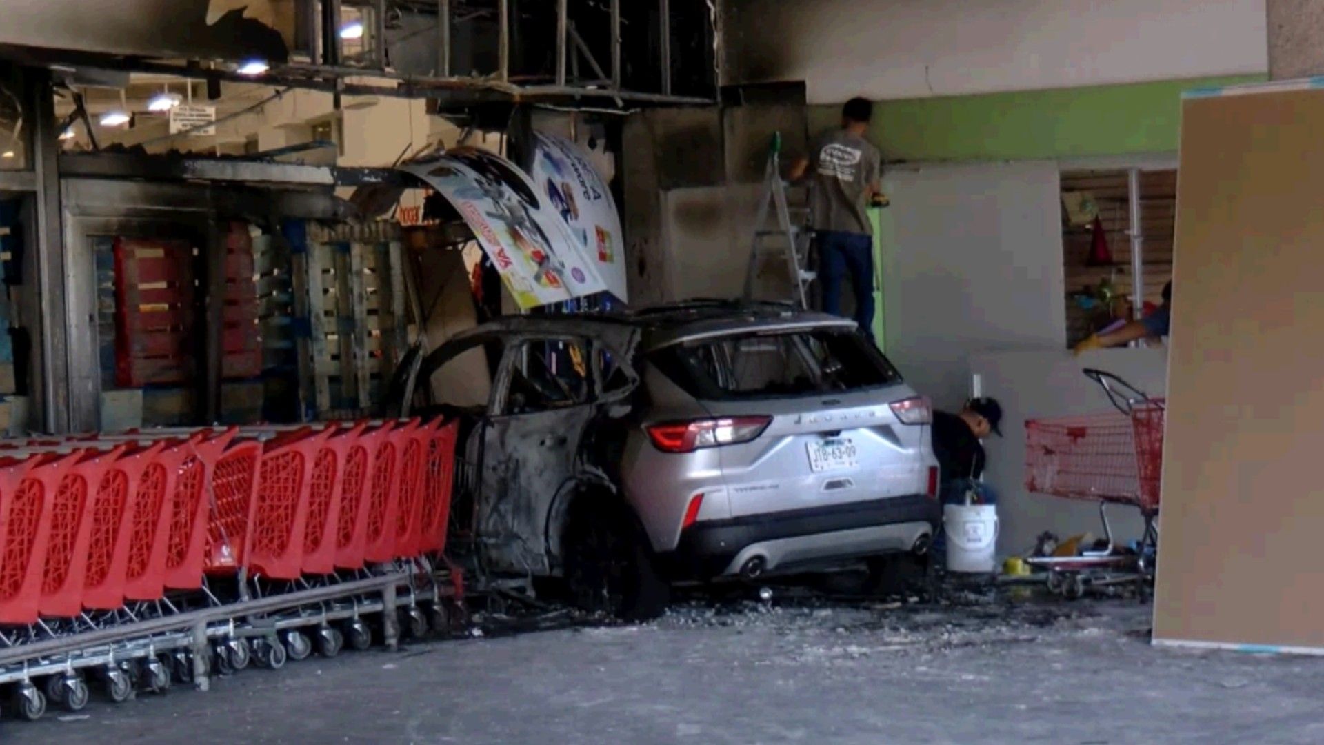 Una mujer llegó a un supermercado vandalizado para trabajar