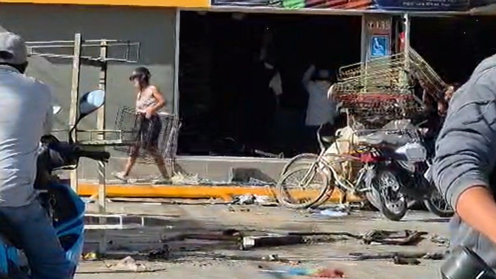 Saquean Tienda de Autoservicio Después de ser Incendiado en la Colonia Los Ángeles en Silao. Foto: N+