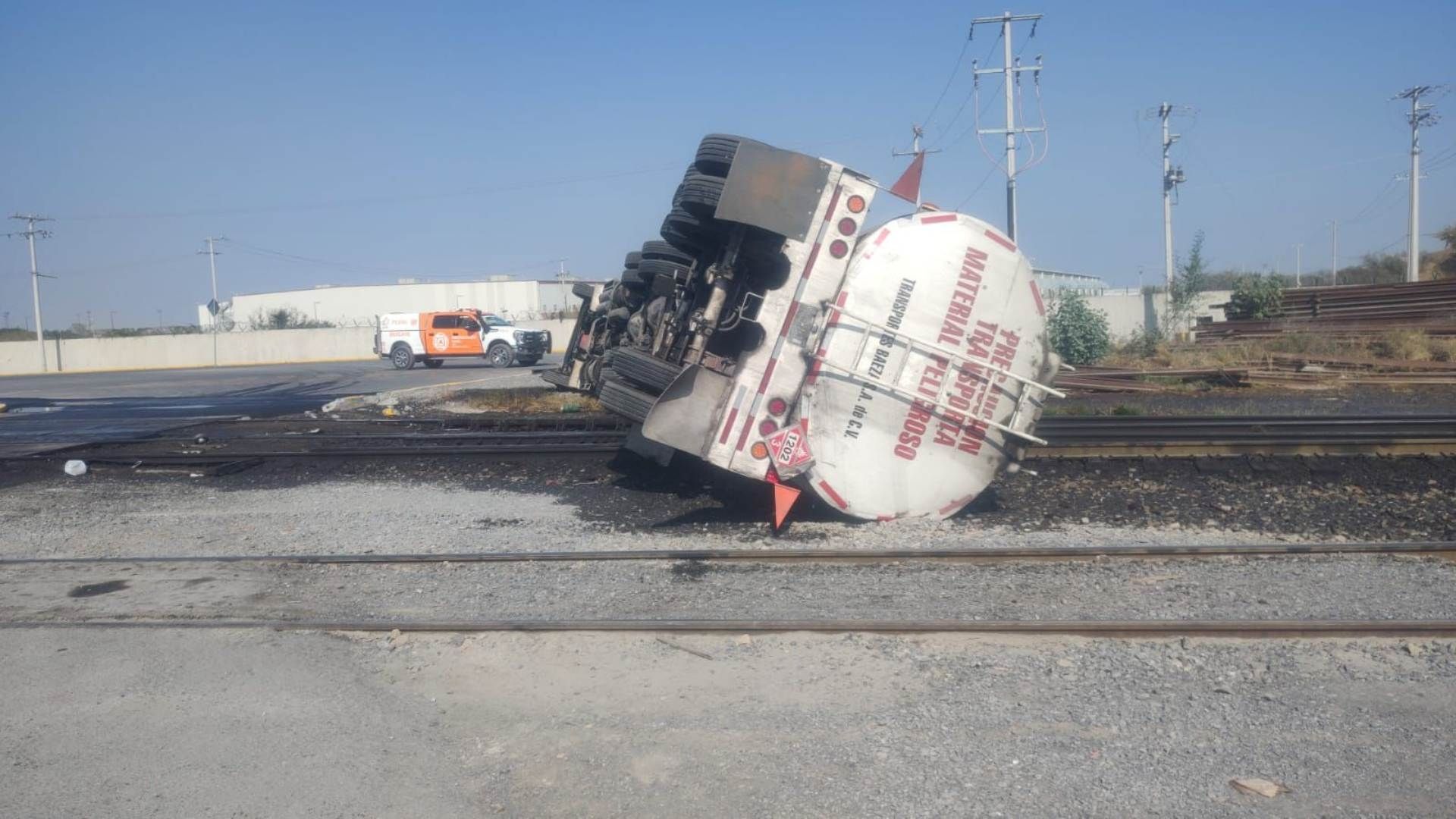 Pipa de diesel en vias del tren