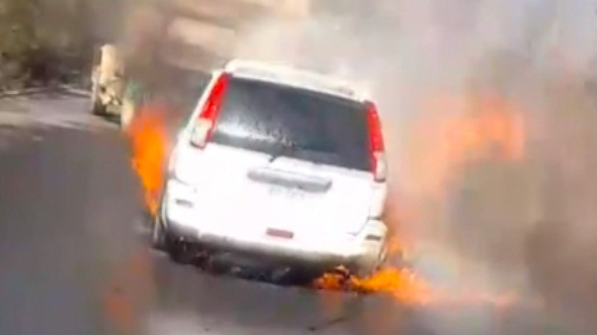 Camioneta incendiandose en Santa Catarina