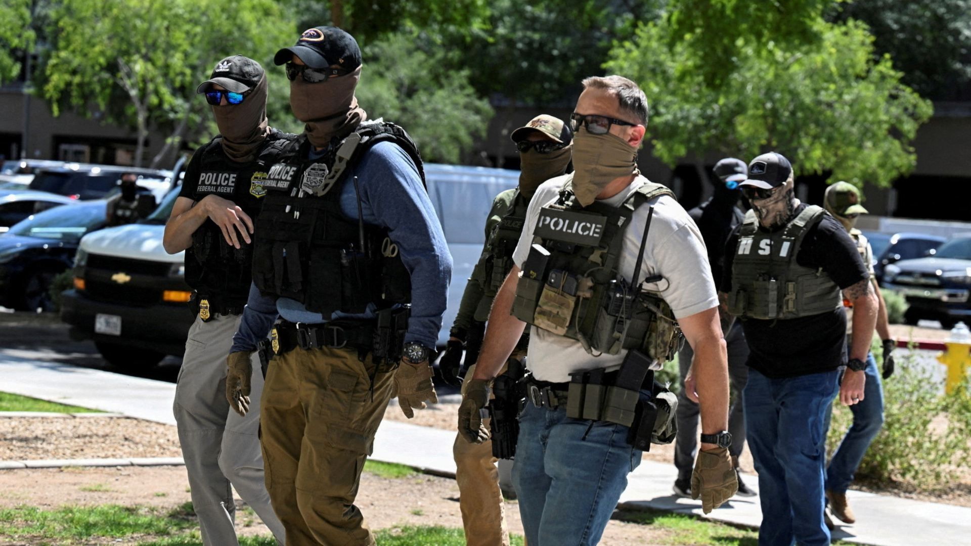 La fiscal Pam Bondi celebró que los agentes puedan seguir usando máscaras, para que sus rostros no sean divulgados por “activistas radicales”. Foto: Reuters