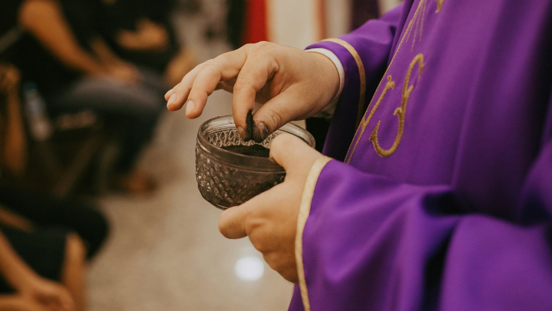Sacerdote con ceniza