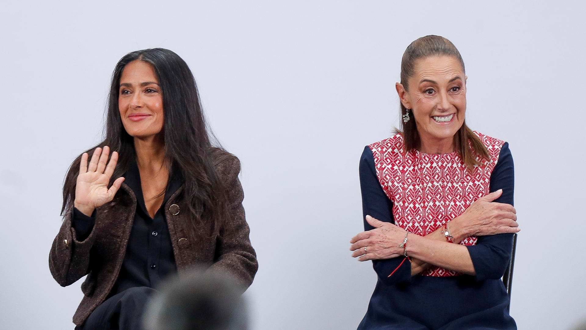 Salma Hayek y la presidenta Claudia Sheinbaum en rueda de prensa en Palacio Nacional el 15 de febrero de 2026. Foto: EFE