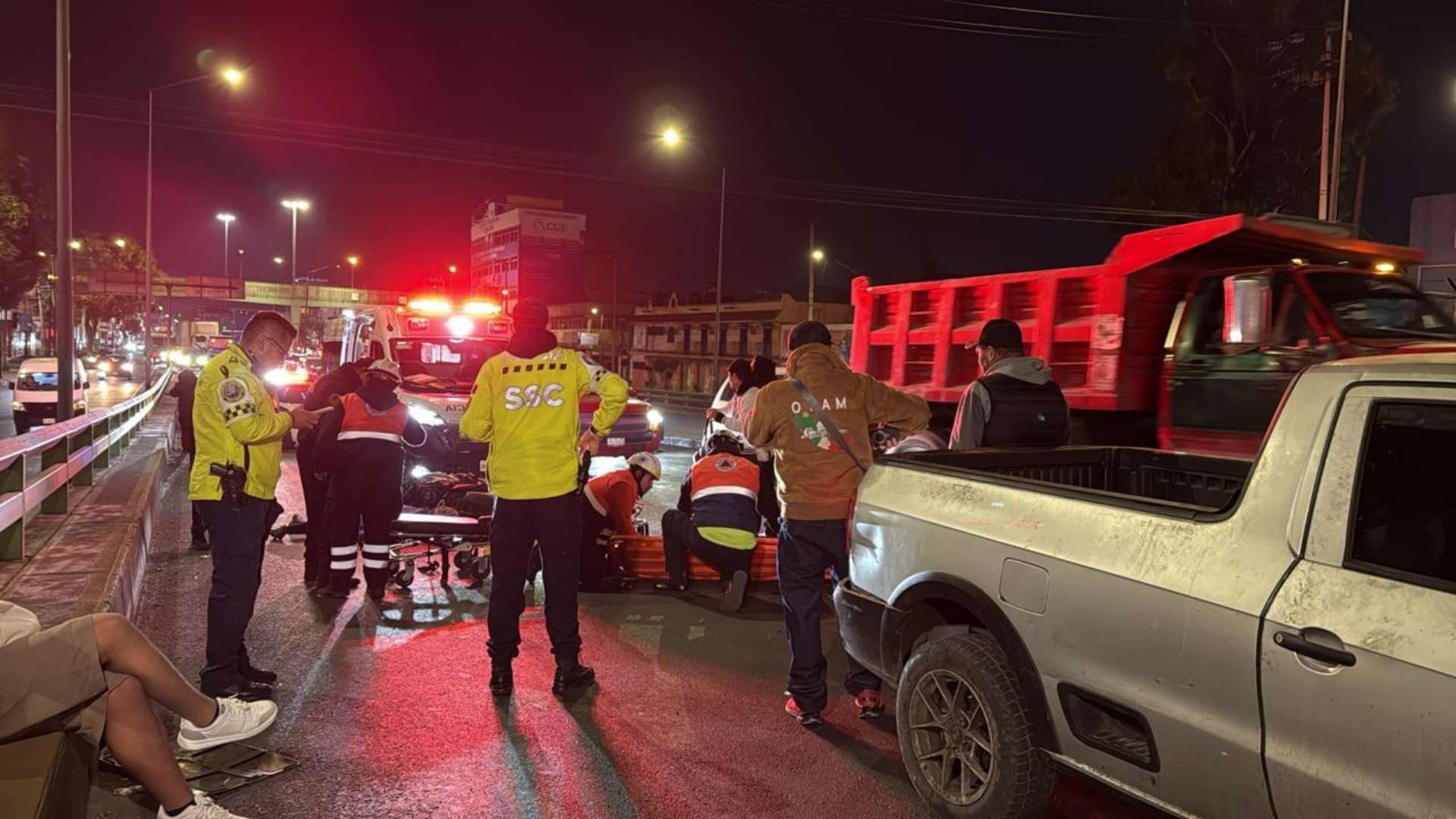 Servicios de emergencia atienden accidente en Iztapalapa. Foto: N+