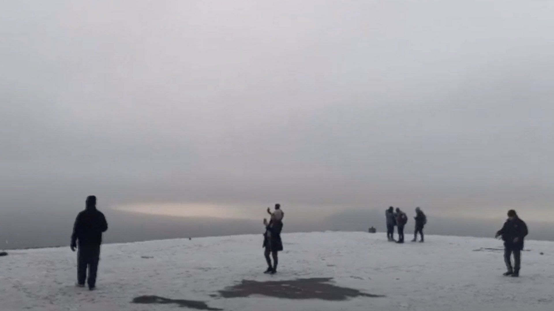 Regios Suben a Cerro de la Silla para Ver Nieve