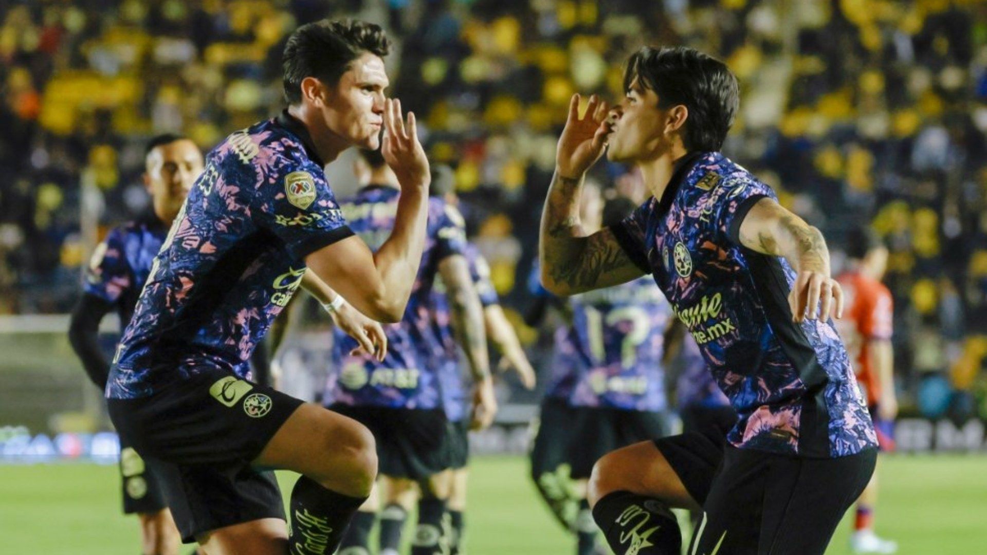 Los americanistas festejan otro triunfo, en la cima del futbol mexicano.