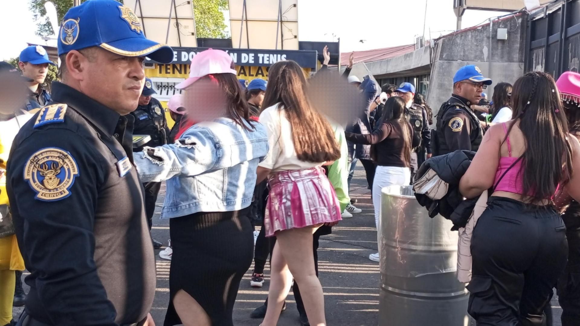 Elementos de Policía Auxiliar vigila espacios del Estadio Azteca y revisan el ingreso de los asistentes al concierto de Karol G