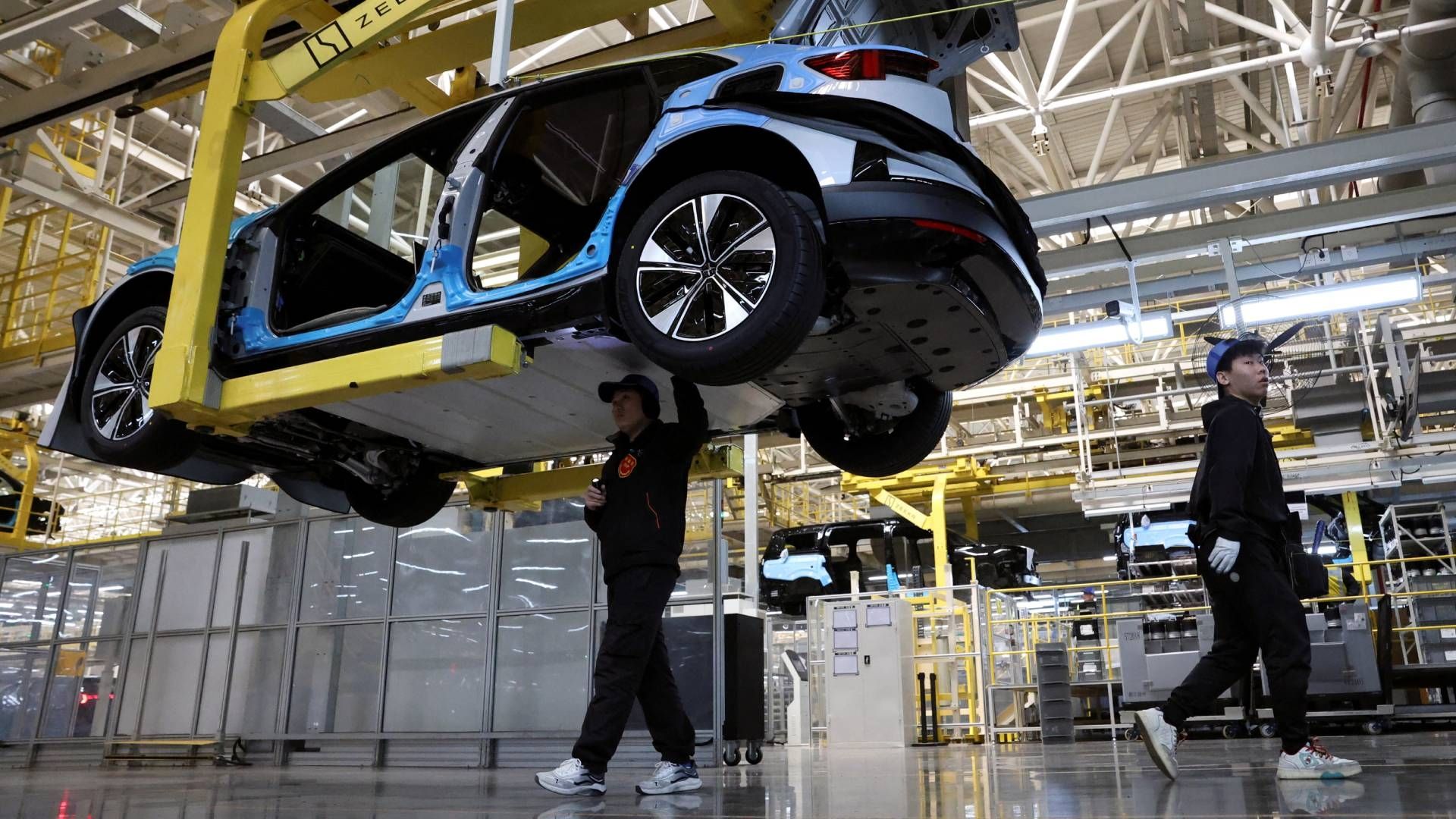 empleados en armadora de automóviles