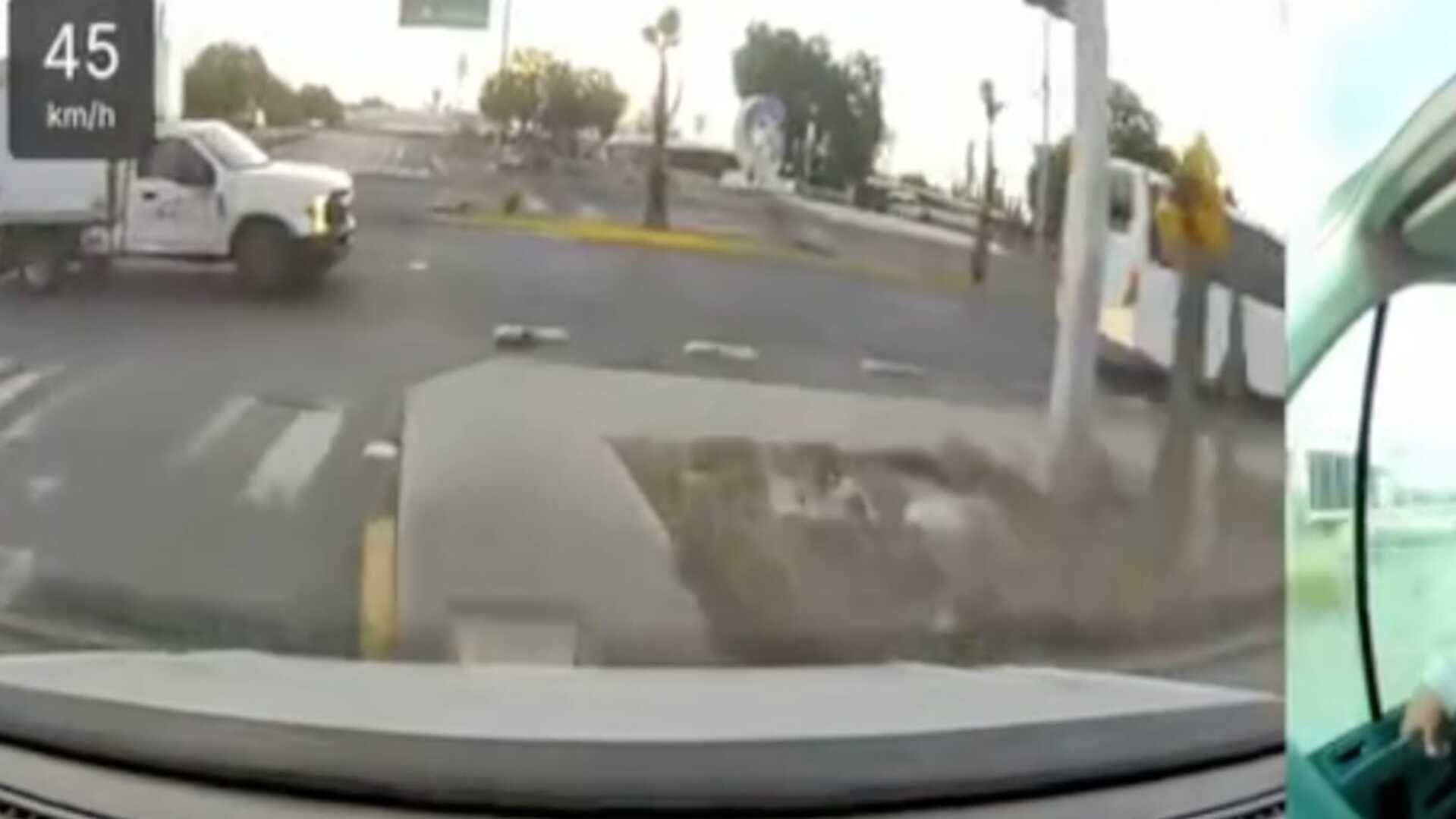 Conductor se Queda Dormido y Choca Contra Camioneta en la Carretera de Apaseo el Grande