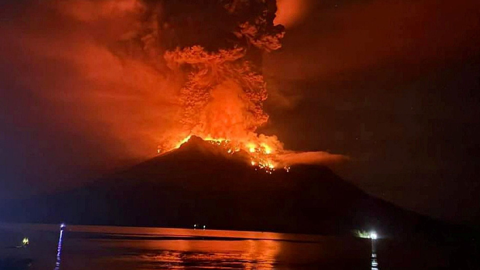 Indonesia Advierte Potencial Tsunami por Erupciones del Volcán Ruang