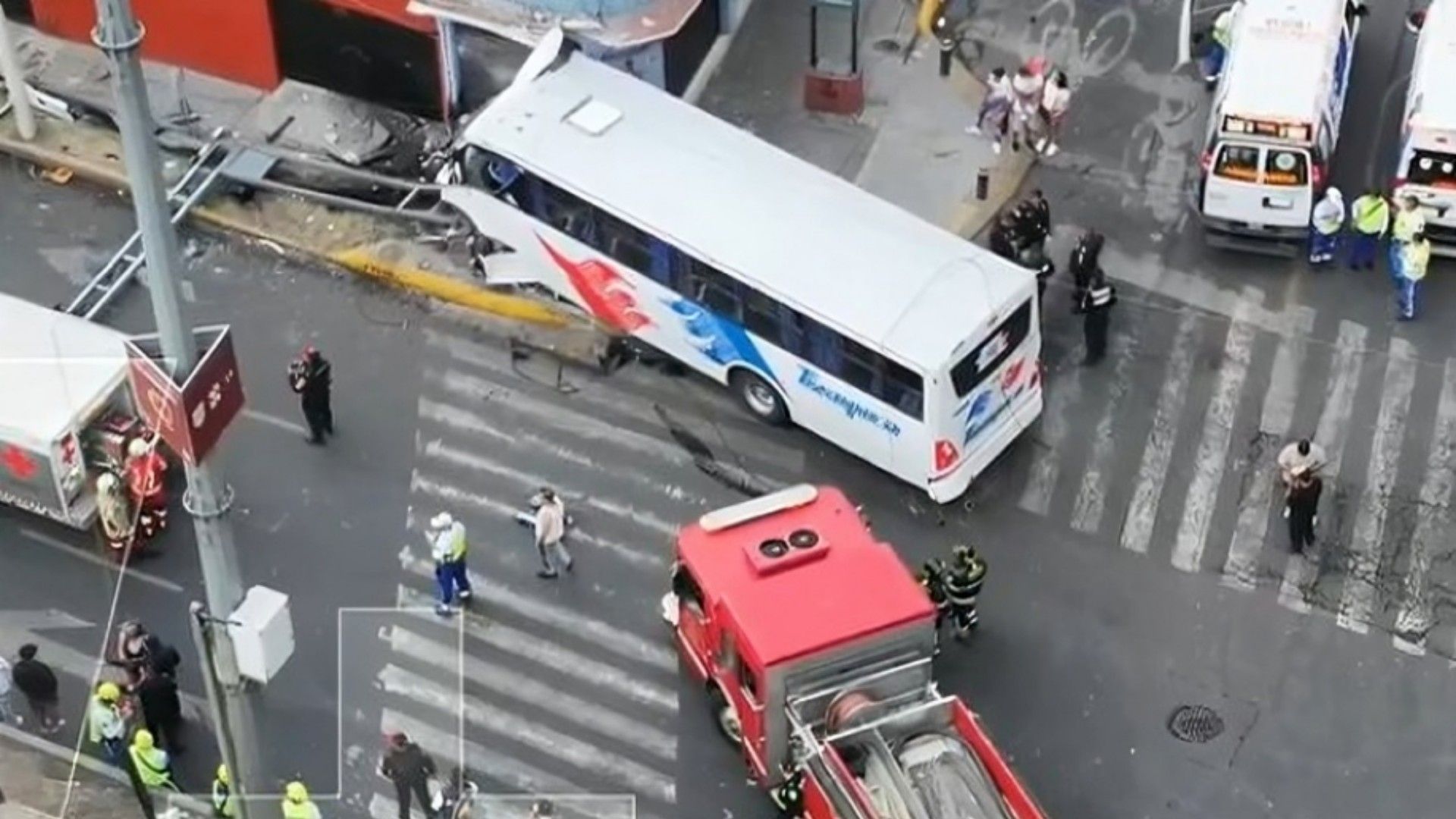 El camión se subió a la banqueta y se impactó contra una pared.