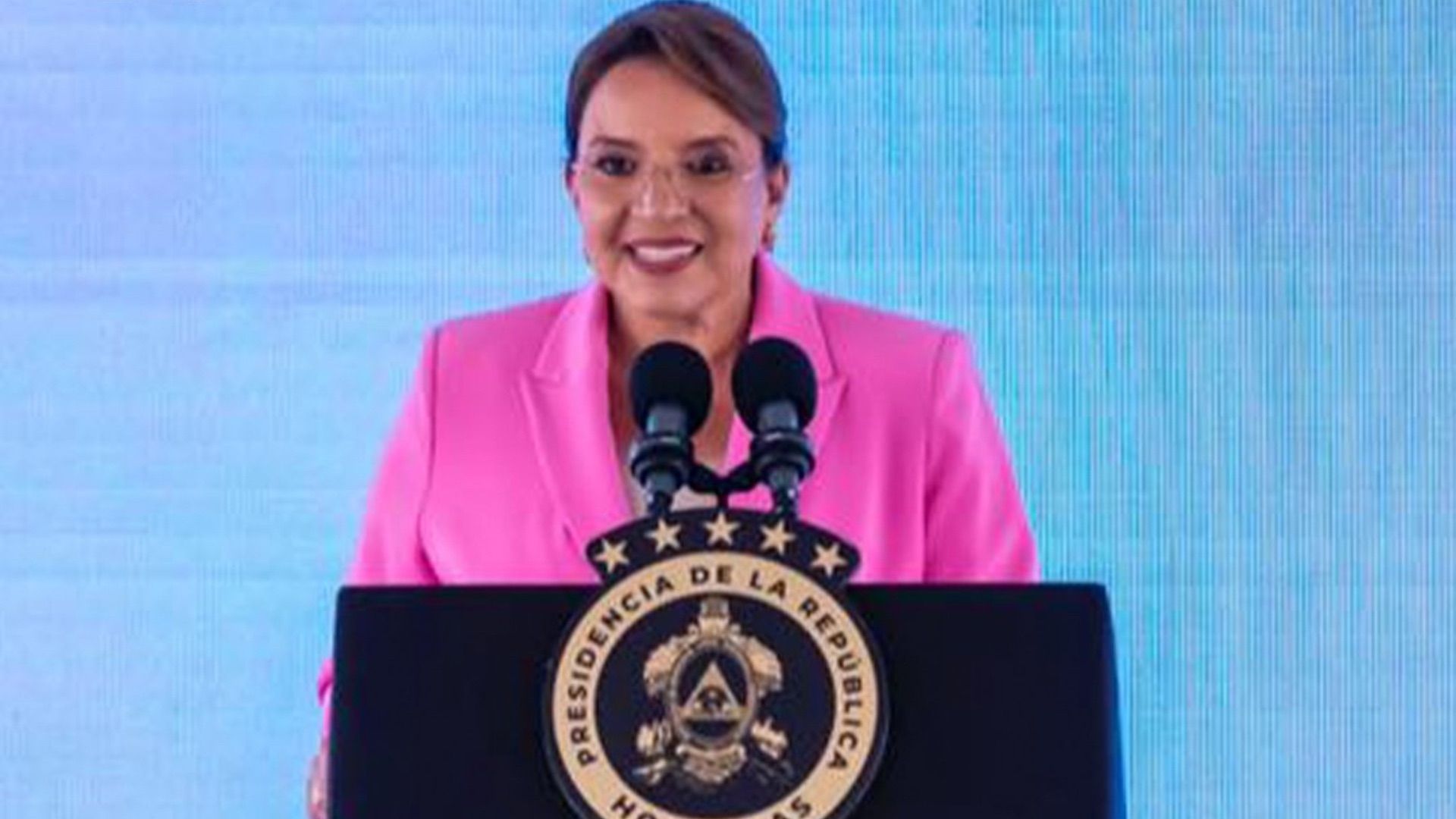 Xiomara Castro cuestiona alerta de seguridad emitida por Estados Unidos por presunto tiroteo masivo en Tegucigalpa.