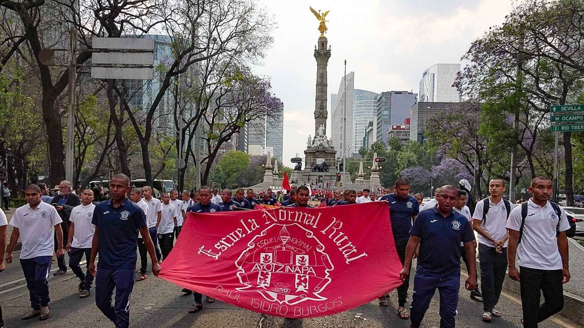 Marcha de familiares y estudiantes de Ayotzinapa en Paseo de la Reforma el 26 de febrero de 2025