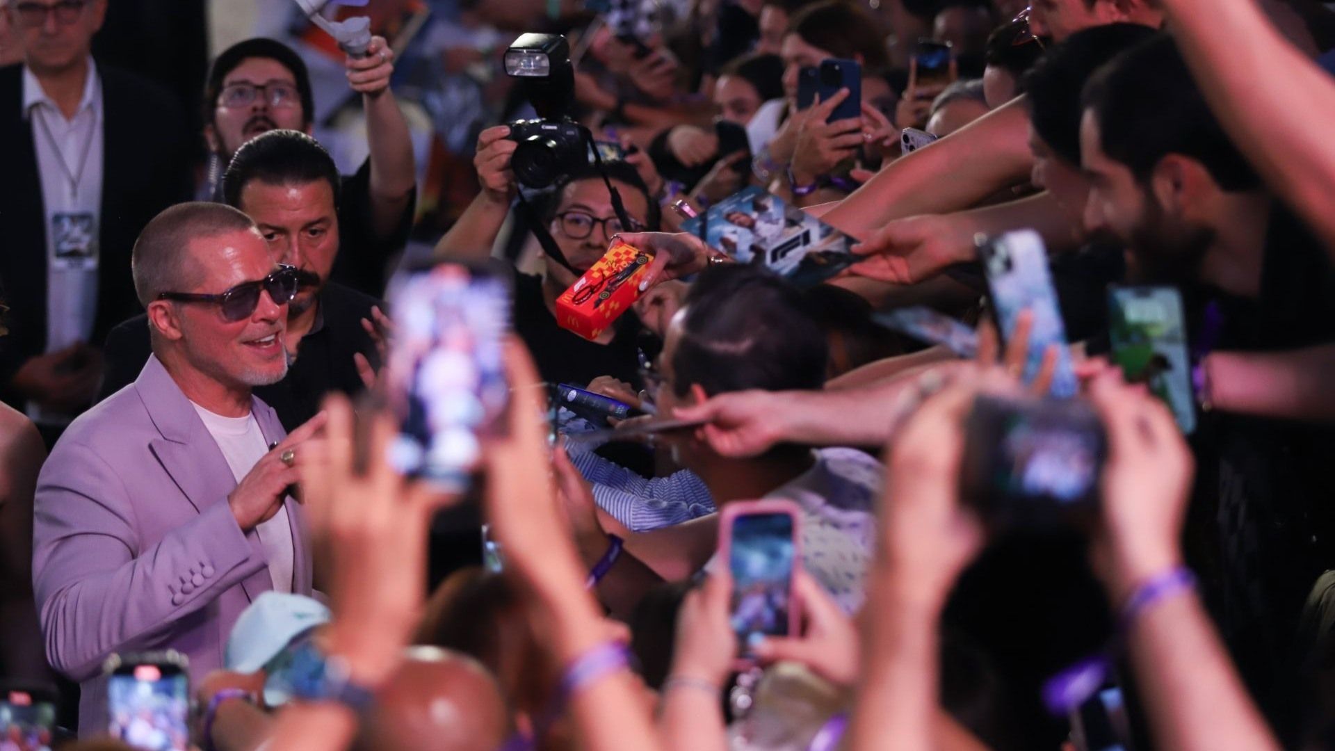 Brad Pitt Está en la CDMX: Es Recibido por Cientos de Fans para Premier de Película 'F1'