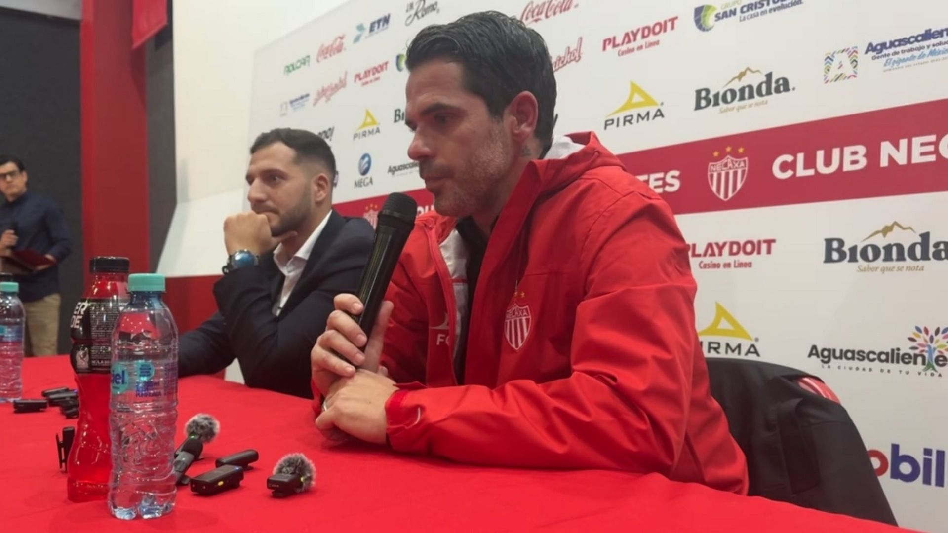 Fernando Gago fue presentado como nuevo estratega de Necaxa y fue cuestionado sobre su salida de Chivas. Foto: N+