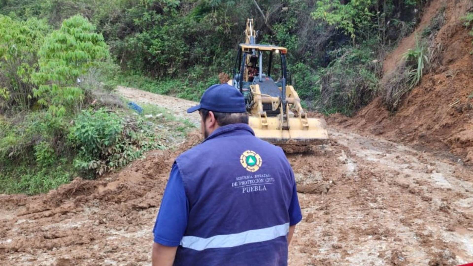 Derrumbe de tierra por lluvias en la Sierra Negra de Puebla deja a un muerto.