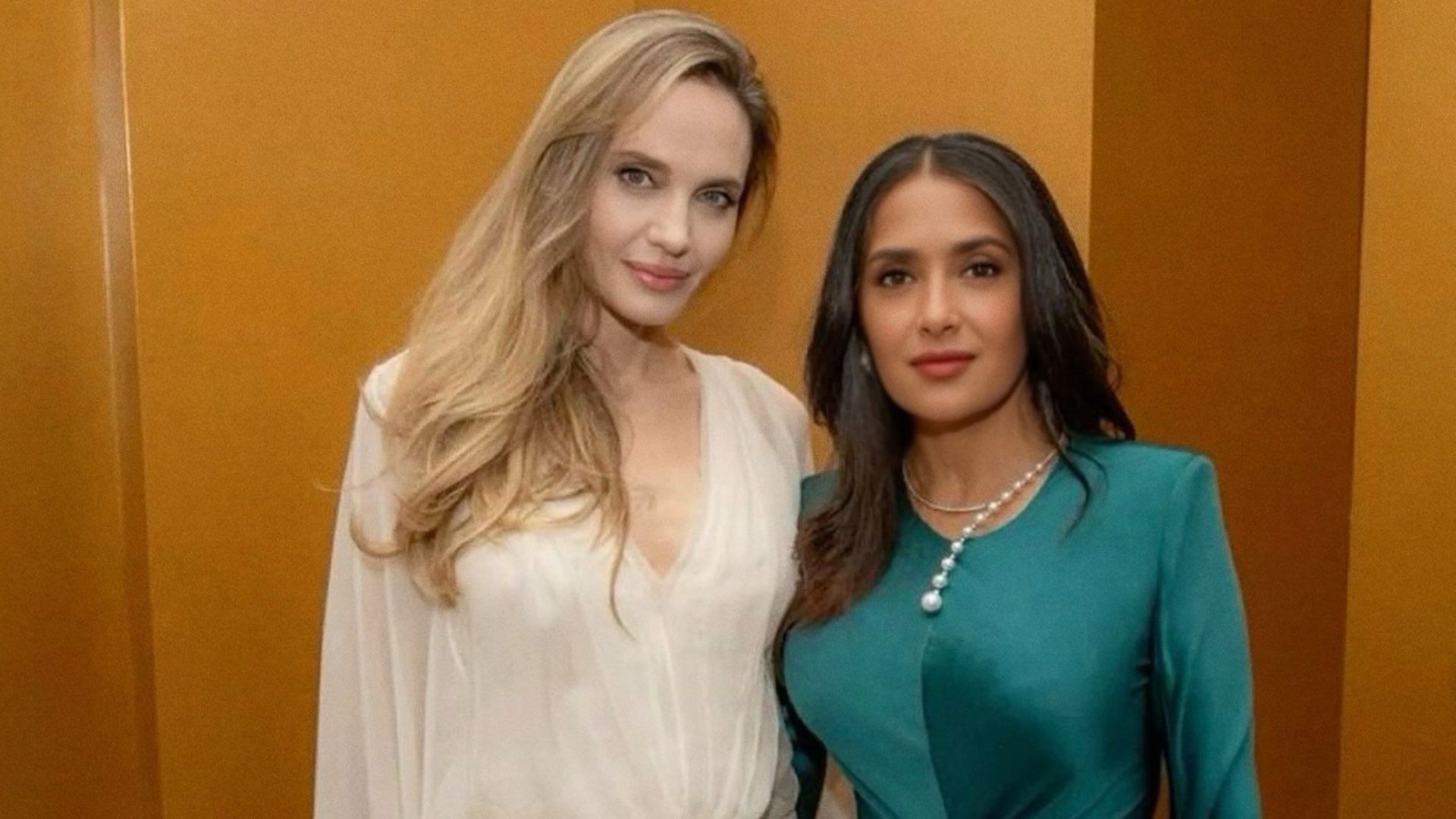 Angelina Jolie y Salma Hayek visitan Veracruz