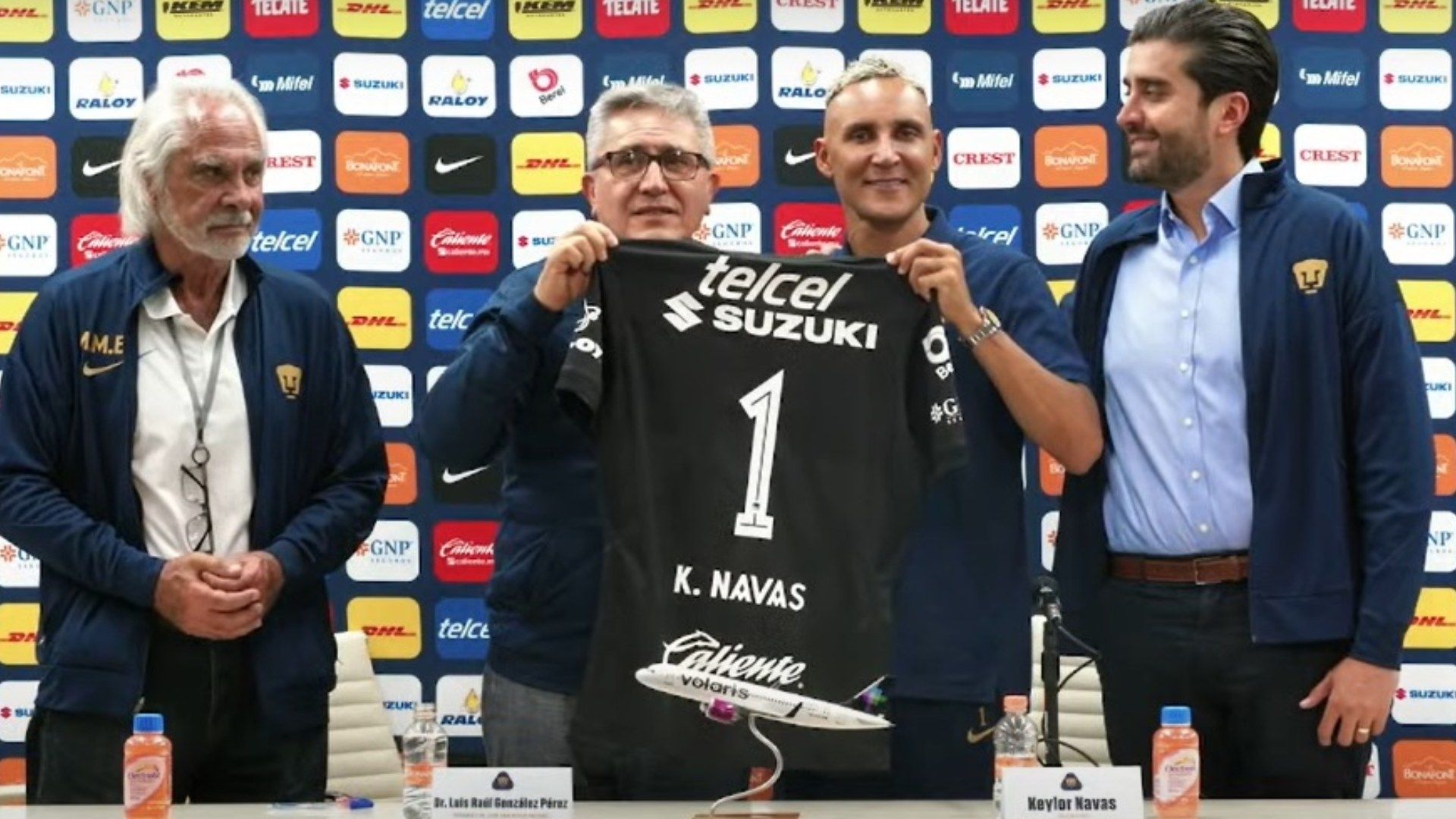 El portero  costarricense Keylor Navas fue presentado este jueves 24 de julio por la directiva del club Pumas.