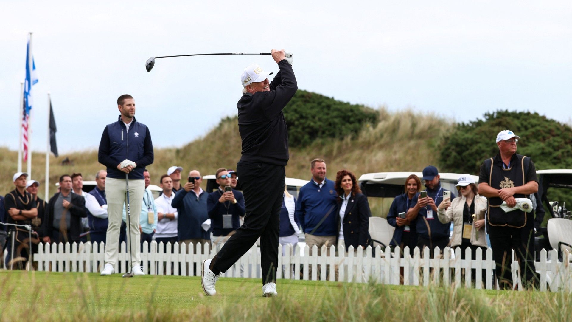 Donald Trump Corta el Listón Inaugural de Su Nuevo Campo de Golf, en Escocia