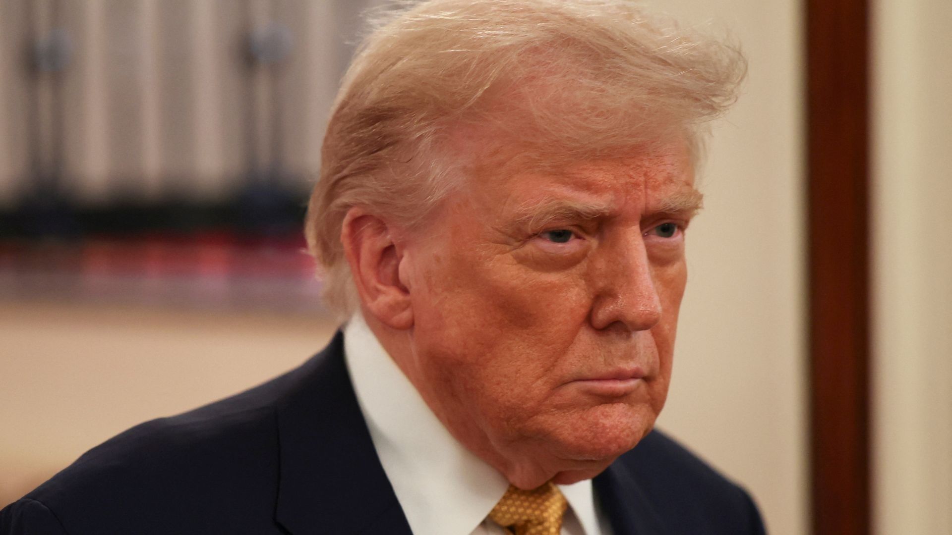 El presidente de Estados Unidos, Donald Trump, usa un corbata de color amarillo y tiene un gesto de disgusto.
