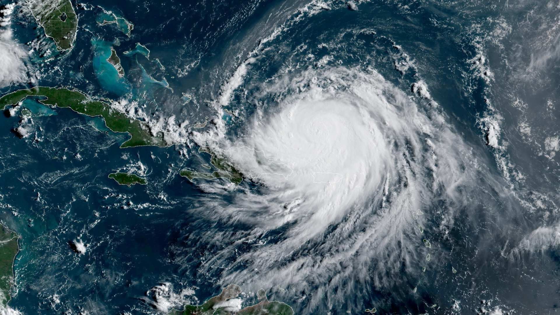 El Centro Nacional de Huracanes alertó que las bandas exteriores del huracán continuarán provocando lluvias.