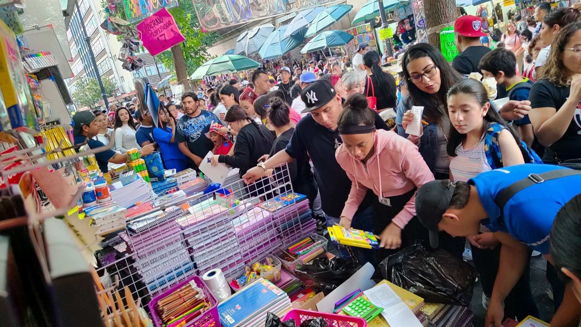 Venta de utiles escolares en el Centro Histórico de CDMX