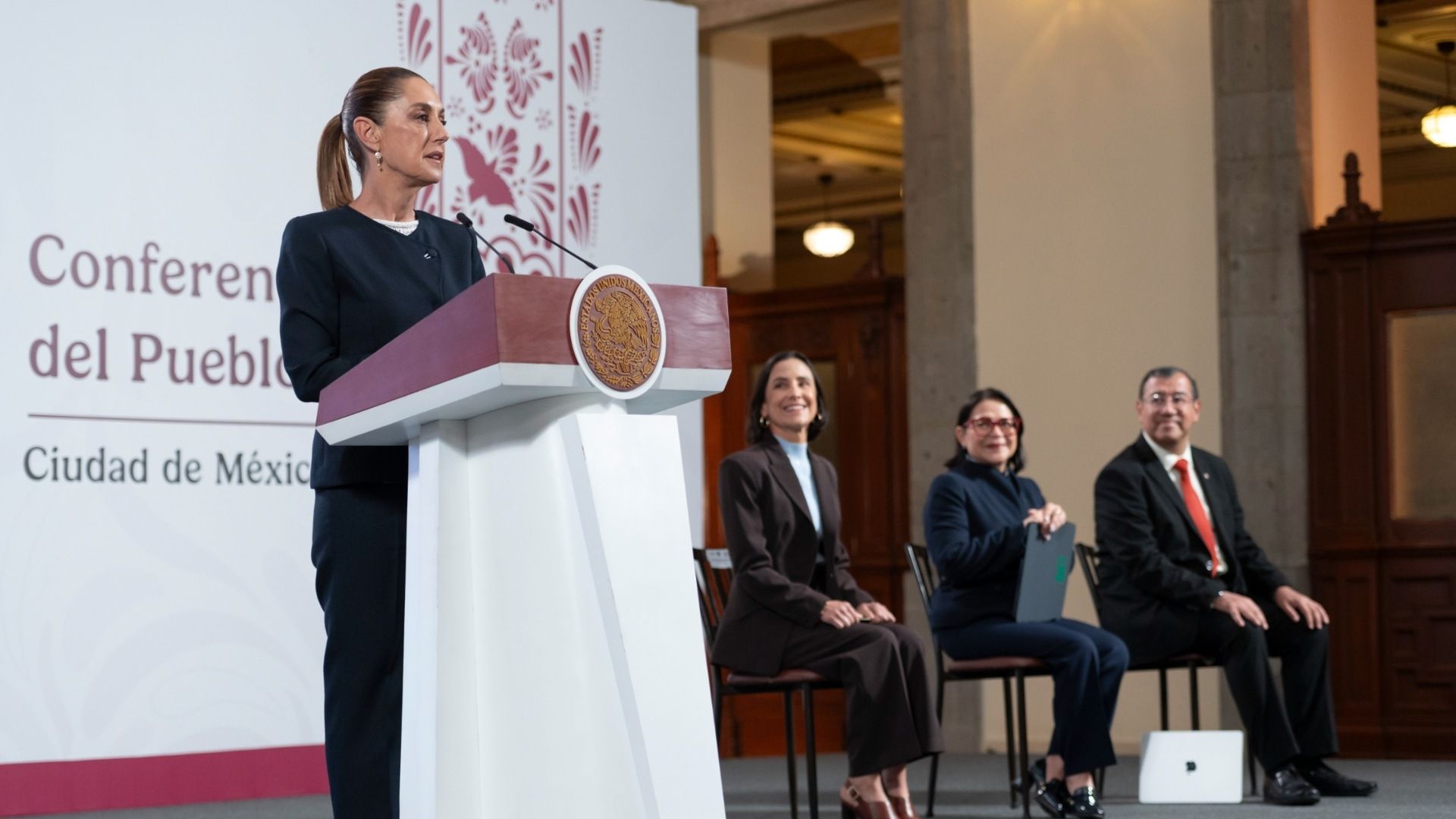 Claudia sheinbaum habla durante conferencia de prensa