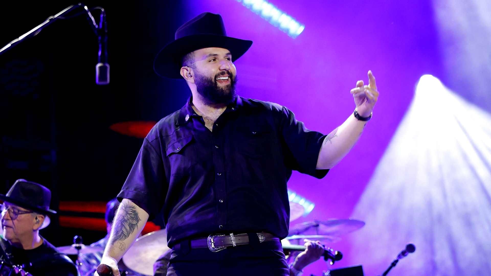 El cantante Carin León