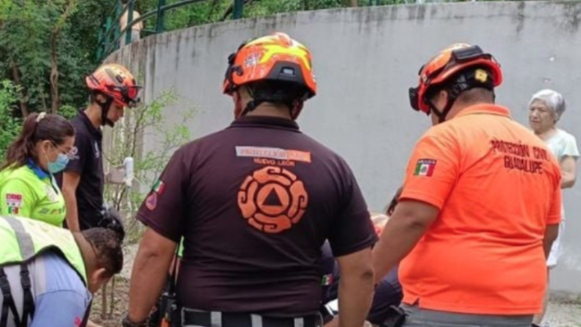 Servicios de emergencia acuden ante el reporte de una persona que se desvaneció. Foto: Protección Civil de Nuevo León