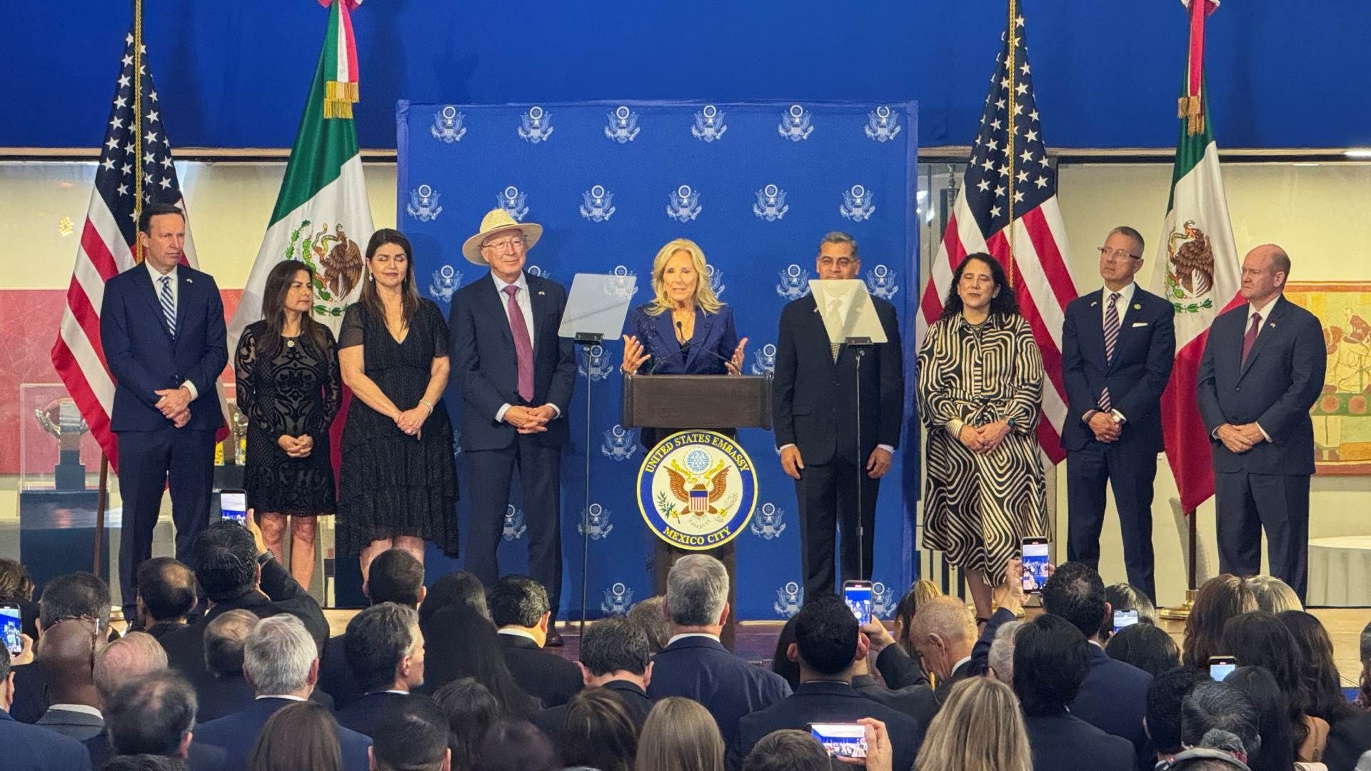 La primera dama de EUA, Jill Biden, pronuncia un discurso tras llegar a la Ciudad de México para la ceremonia de juramentación de Claudia Sheinbaum