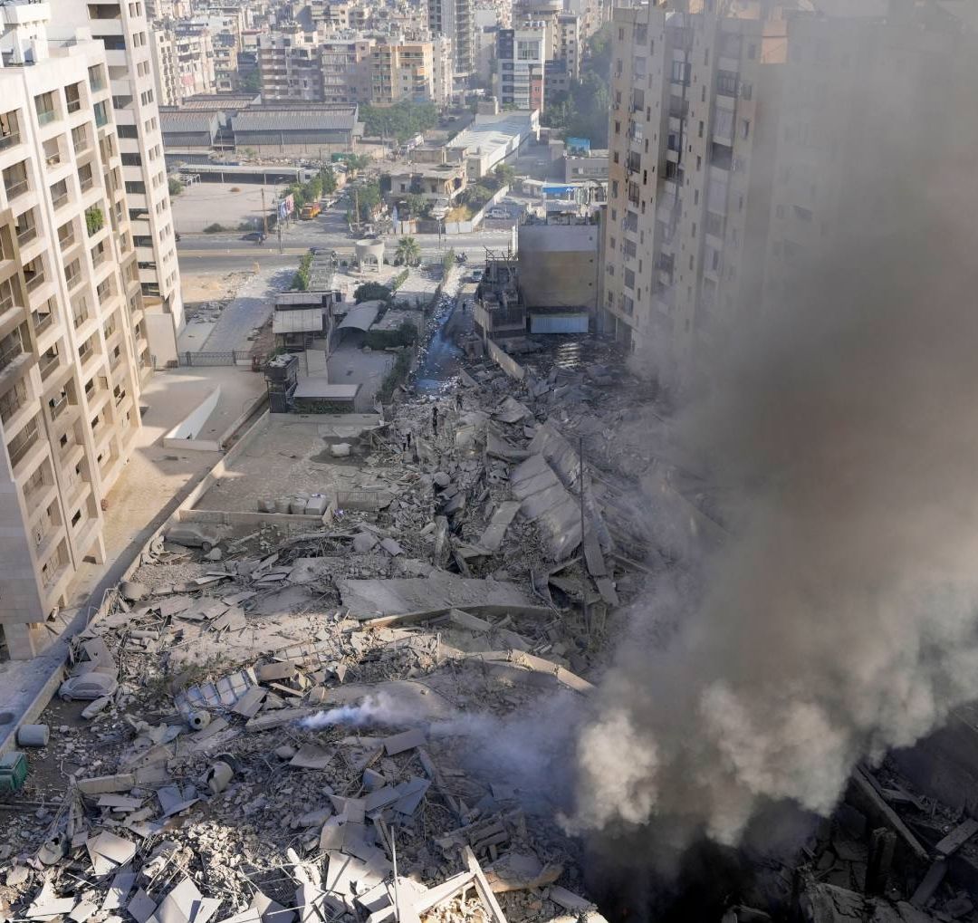 Imágen del lugar donde Israel perpetró un ataque aéreo en Dahiyeh, Beirut, Líbano. Foto AP