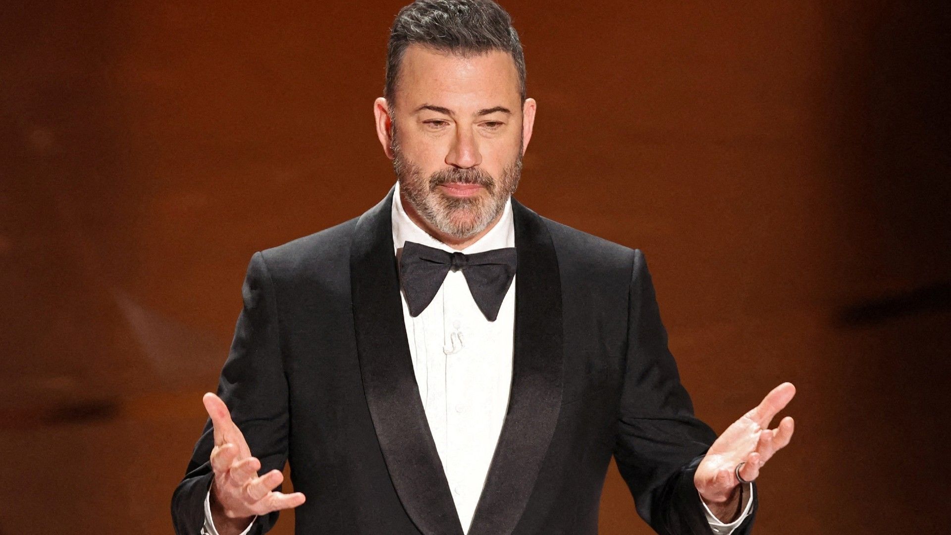 Regresa Jimmy Kimmel; "Nunca Fue intención restar importancia a asesinato de Charlie Kirk", dice.