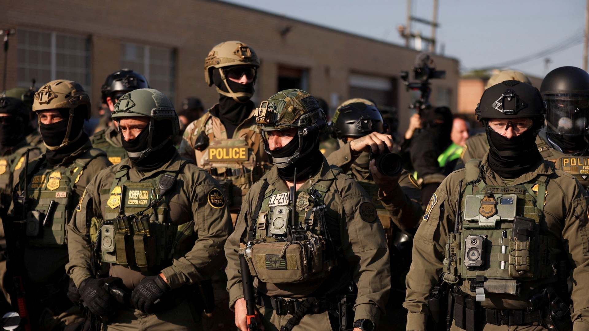 Agentes de la Patrulla Fronteriza y policías vigilan protesta frente al ICE