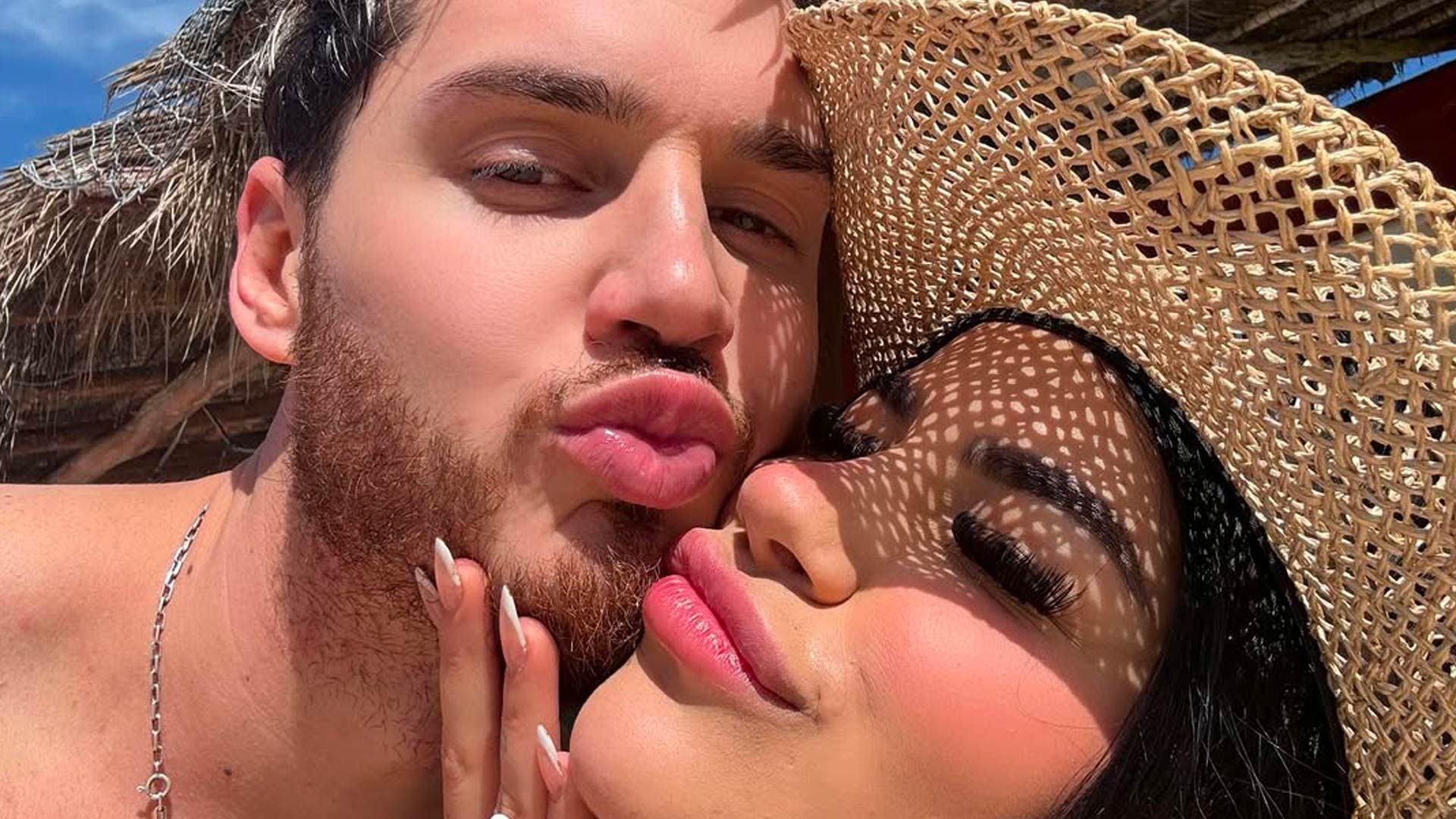 Fede Dorcaz y Mariana Avila tomándose una selfie.
