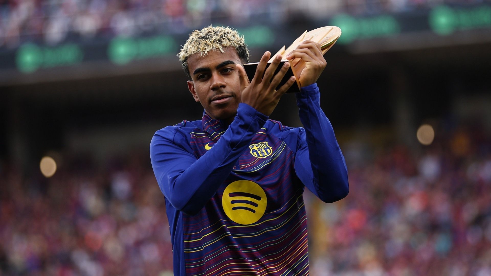 Lamine Yamal es el más joven en la lista de los futbolistas con mejores sueldos del mundo.