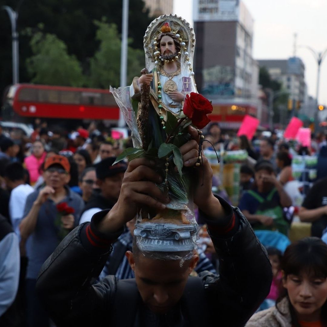 Fieles veneran a San Judas Tadeo en la Iglesia de San Hipólito