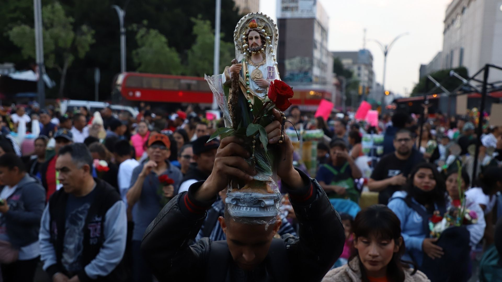 Fieles veneran a San Judas Tadeo en la Iglesia de San Hipólito