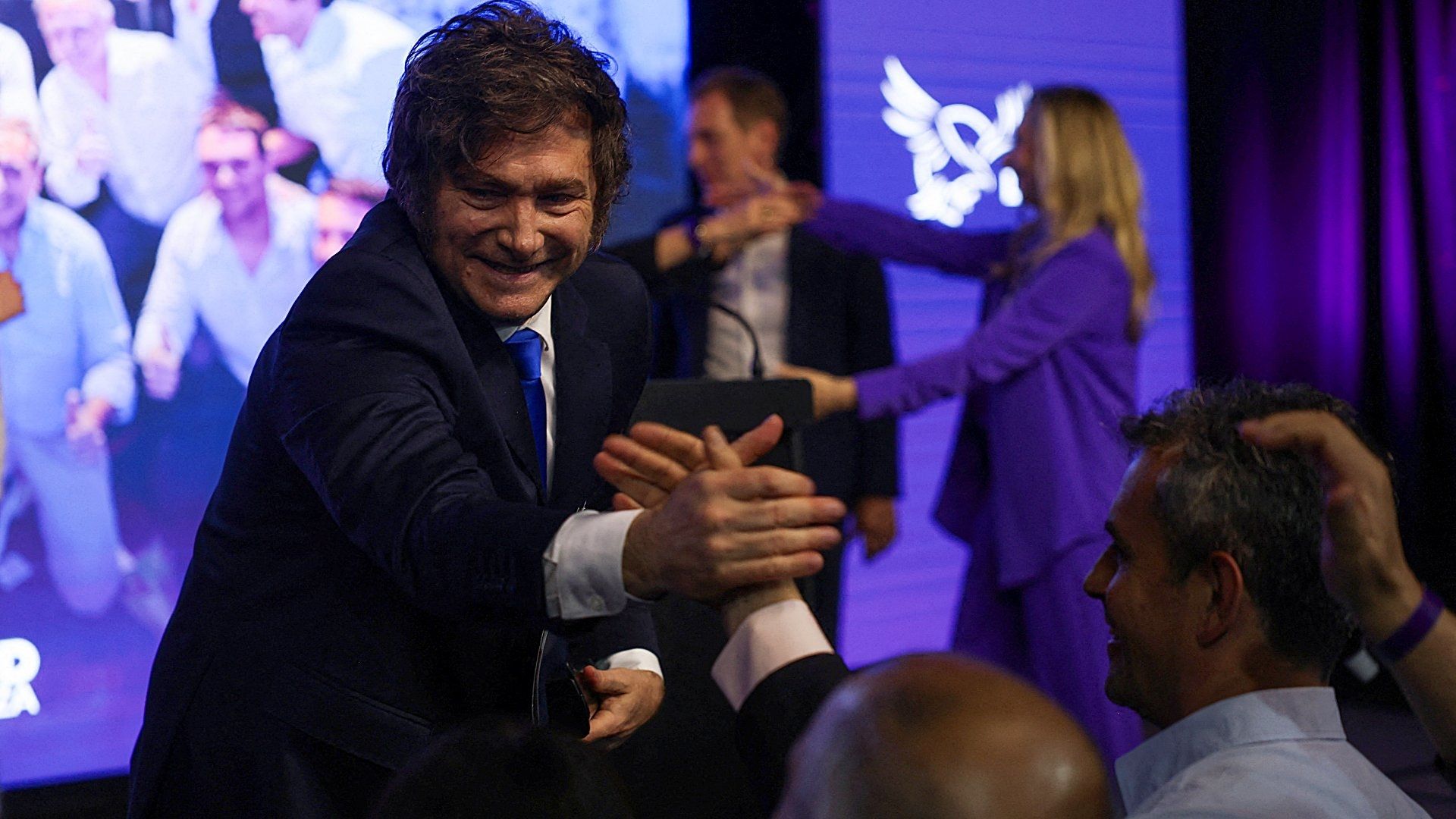 Javier Milei saluda a la gente después de que el partido La Libertad Avanza ganara las elecciones de mitad de periodo. Foto: Reuters