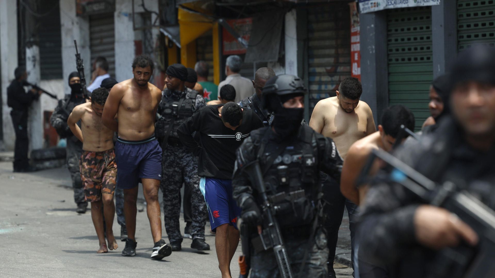 Las autoridades incautaron aproximadamente medio centenar de armas de fuego.