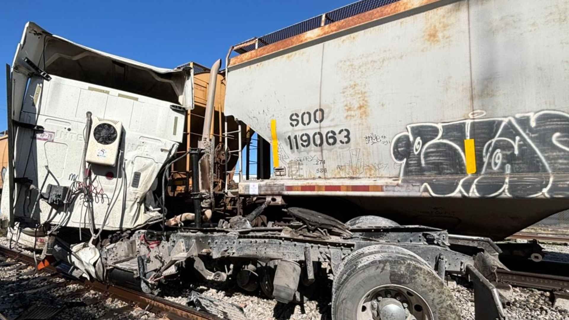 Trailer choca con tren