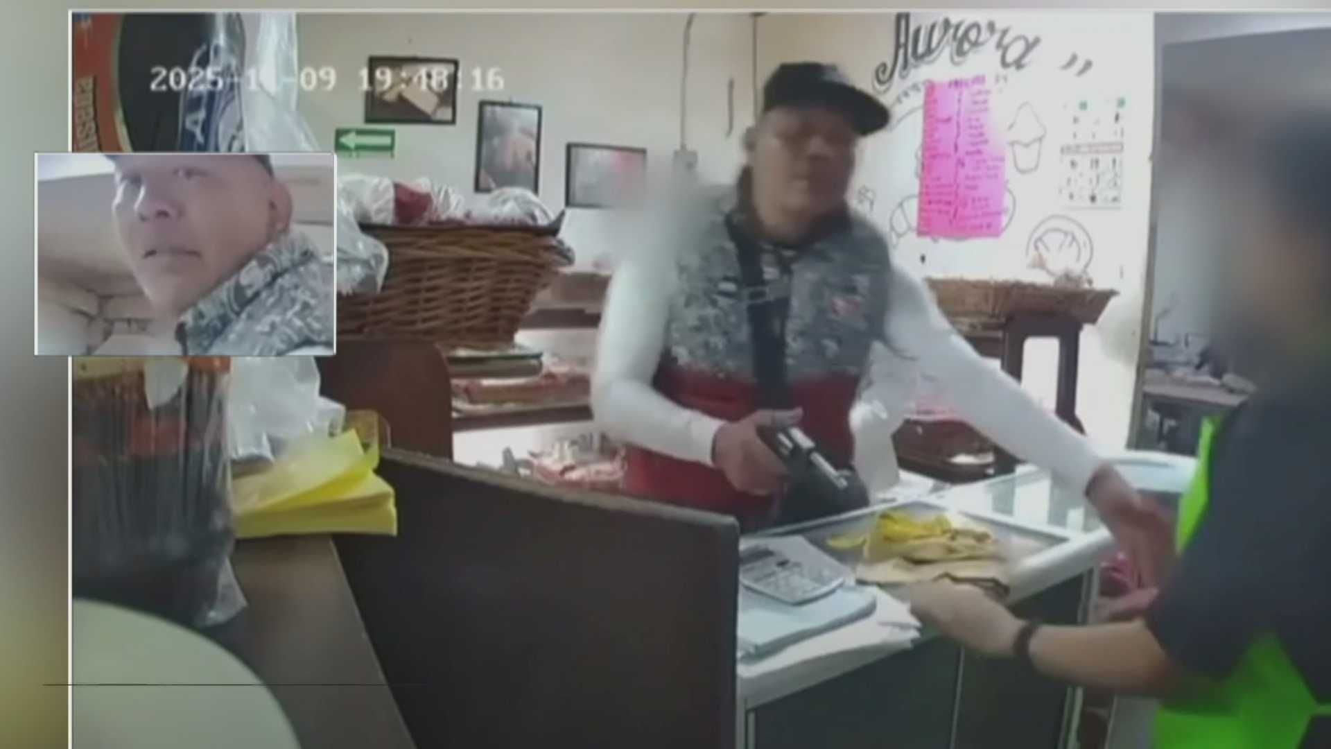 Hombre armado asalta a empleada de panadería en Edomex. Foto: Captura de pantalla