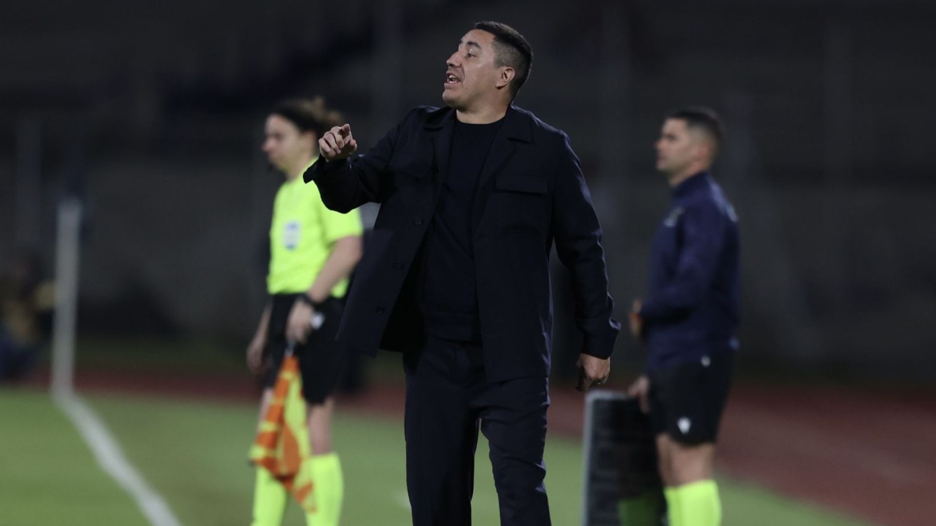 Efraín Juárez ha perdido respaldo debido a su comportamiento en el banquillo de los Pumas.