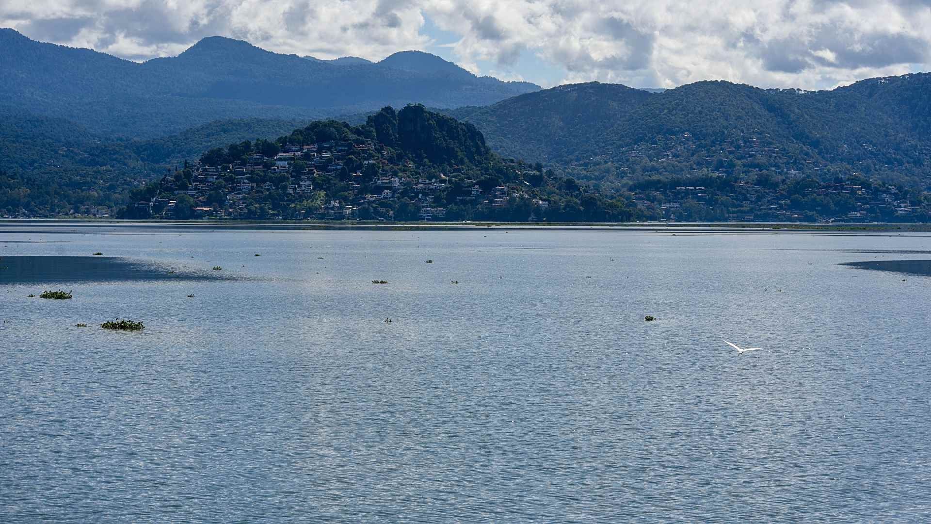 Imagen de la presa de Valle de Bravo con grandes niveles de agua