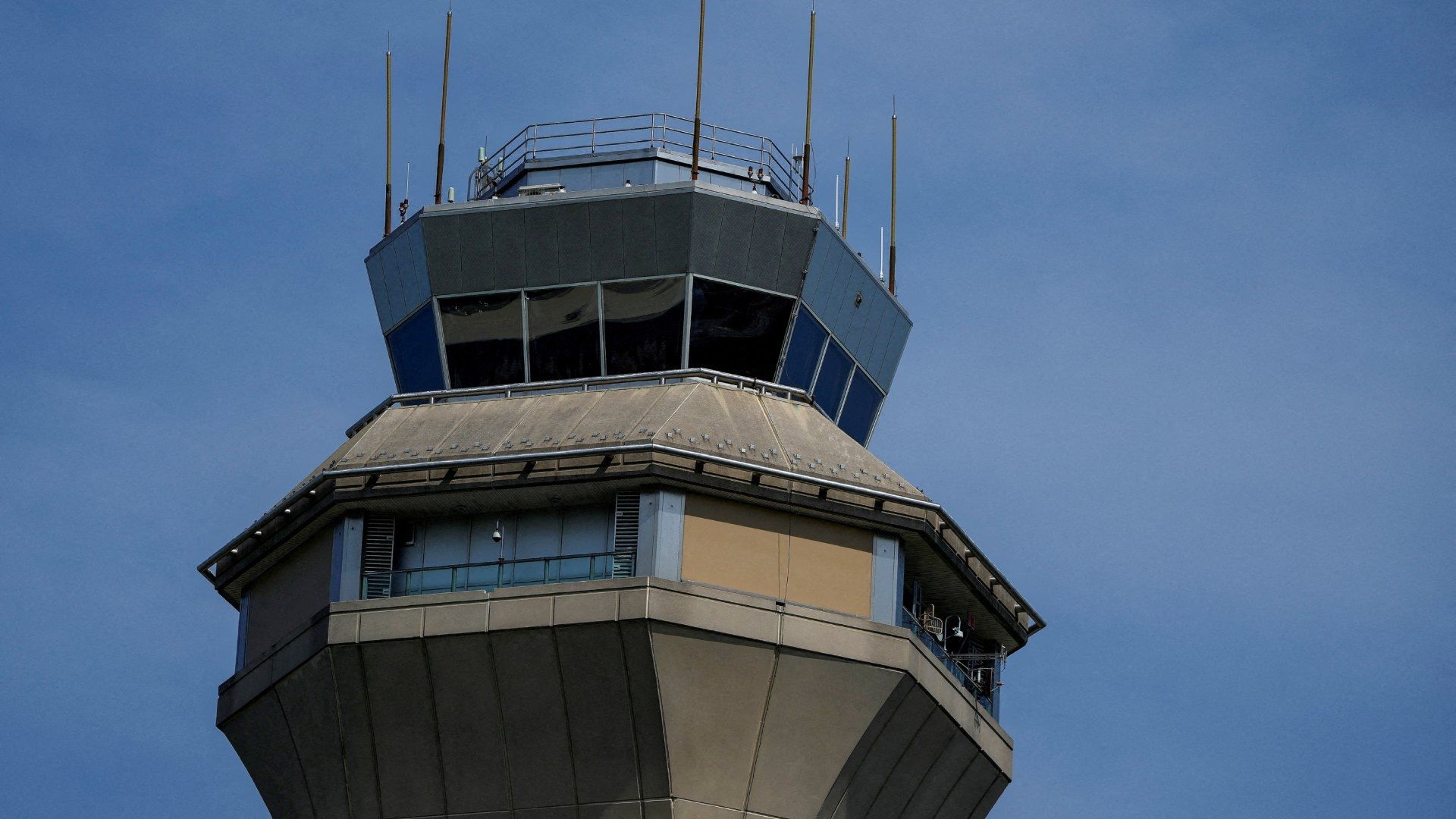 Limitan llegadas de vuelos a aeropuerto de Nueva Jersey