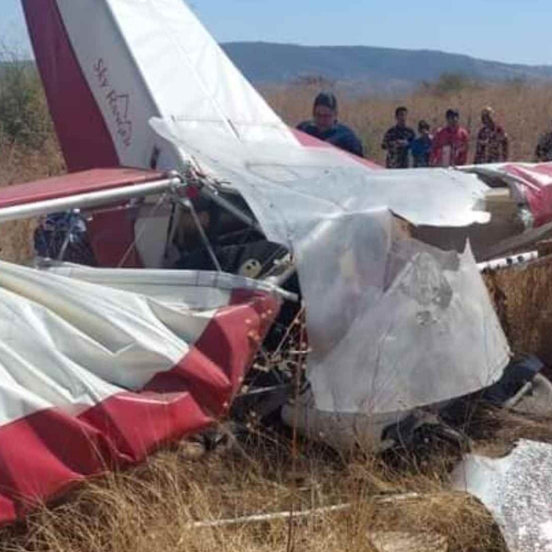 En el interior de la avioneta quedaron los cuerpos de dos hombres