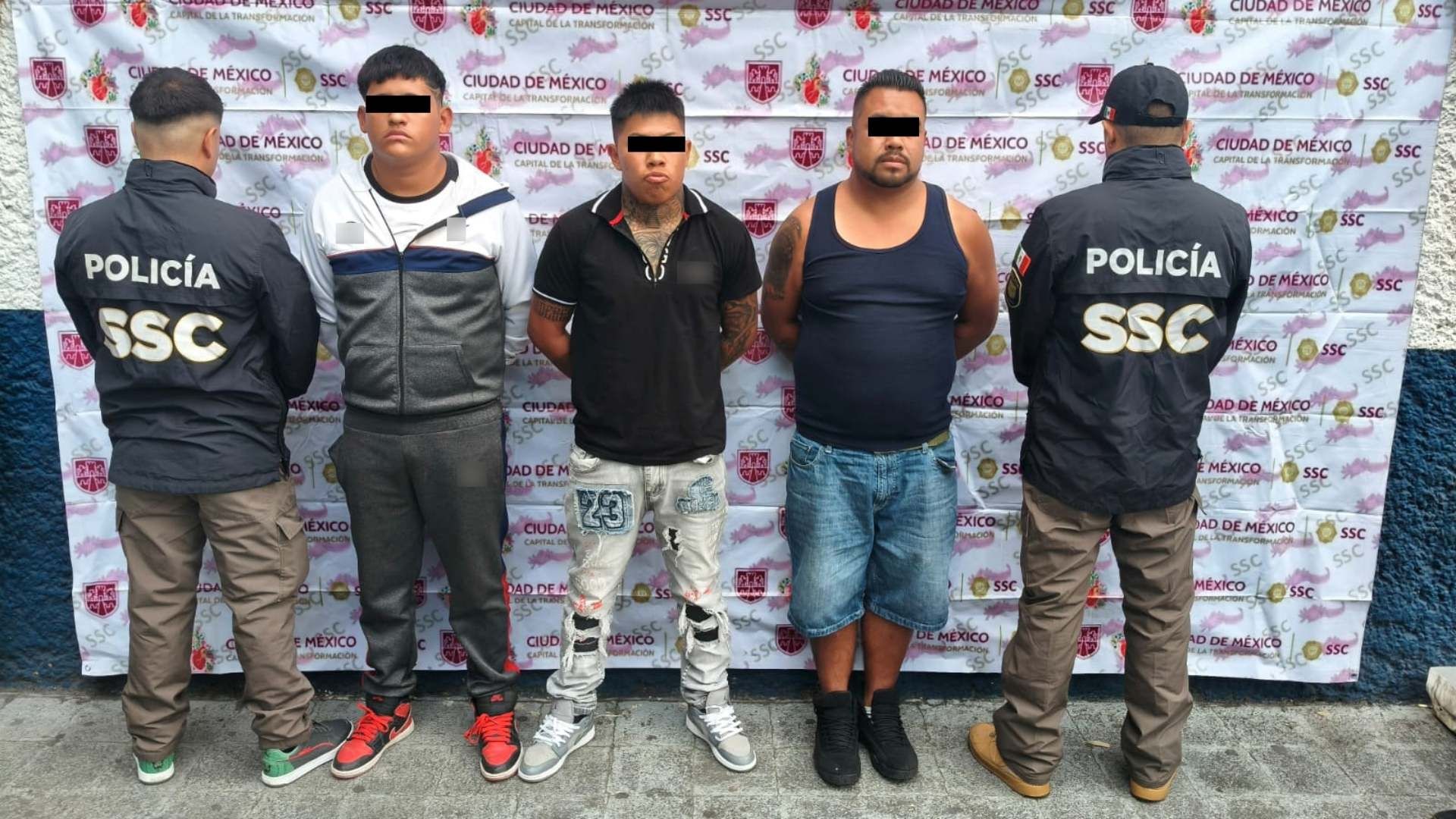 Hombres detenidos durante operativo de policías de la Ciudad de México. Foto: SSC