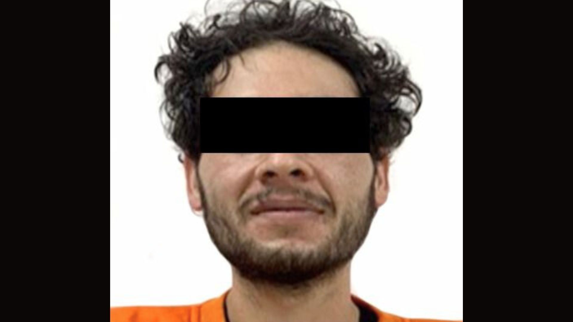 Un hombre con los ojos tapados con una cinta negra.