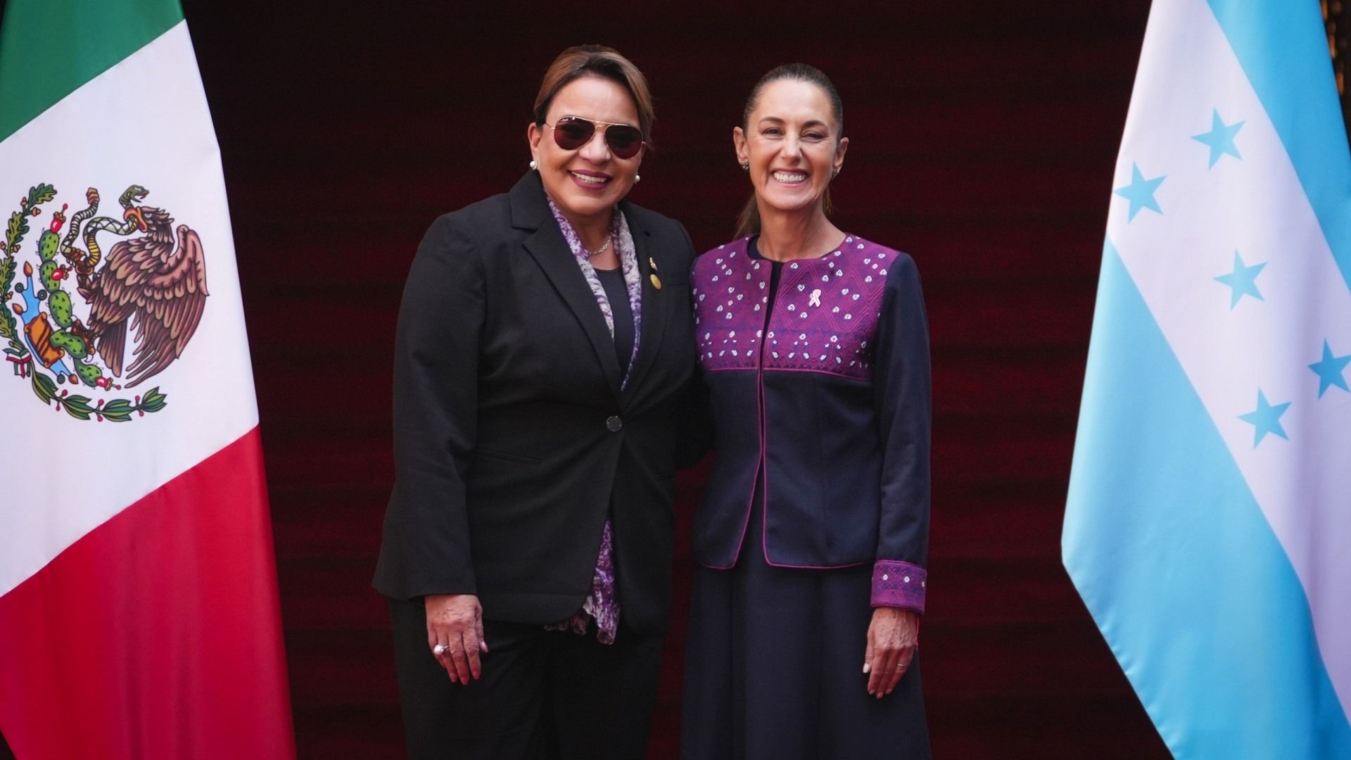 Xiomara Castro y Claudia Sheinbaum en la ceremonia de bienvenida oficial, en Palacio Nacional